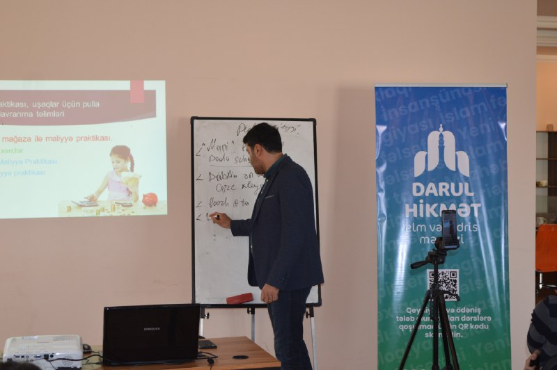 Rafael Müslümovun təqdimatında "Uşaq və Pul" mövzusunda təlim